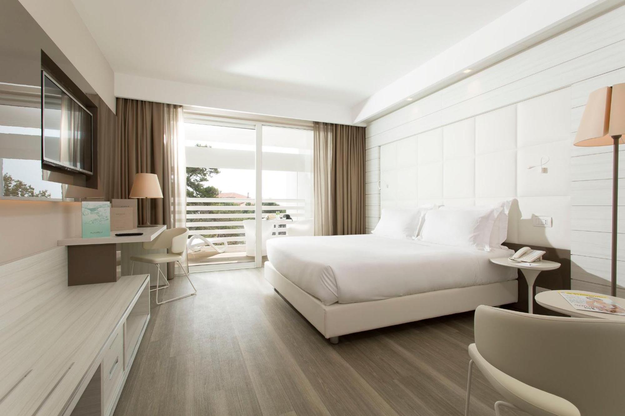 Superior Double or Twin Room Partial Sea View